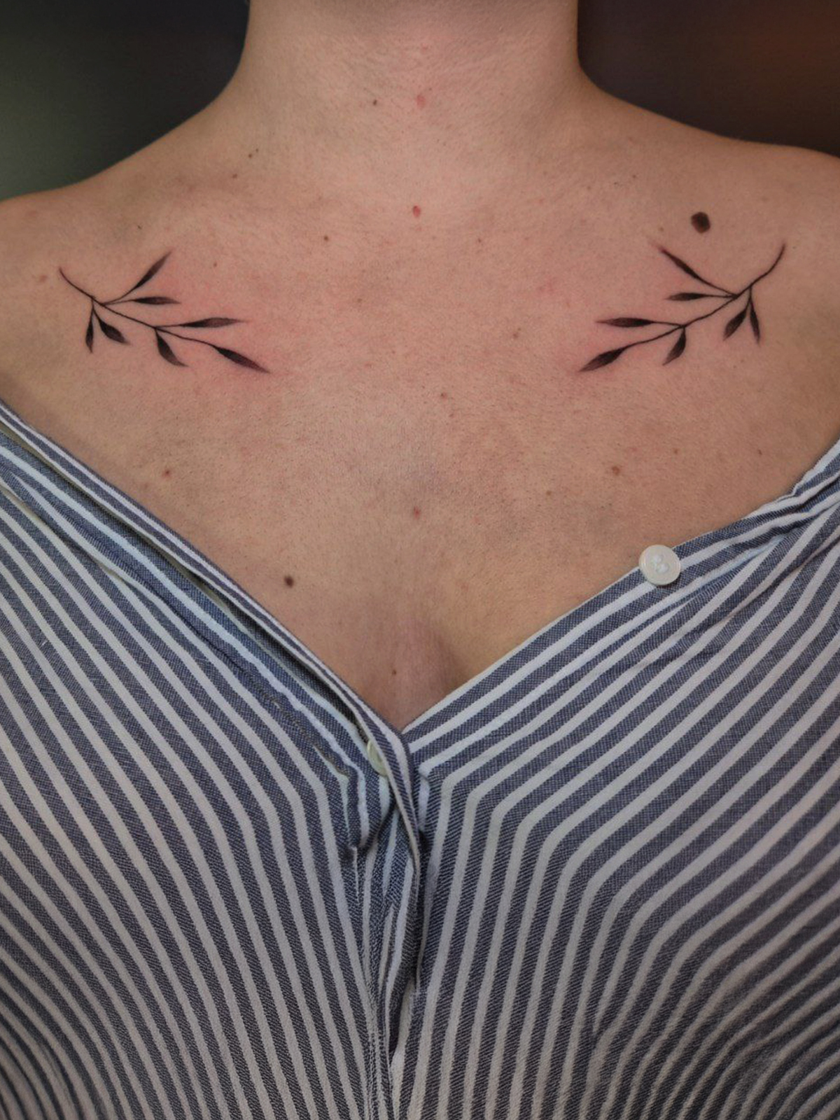 tatuaj botanic pe clavicula